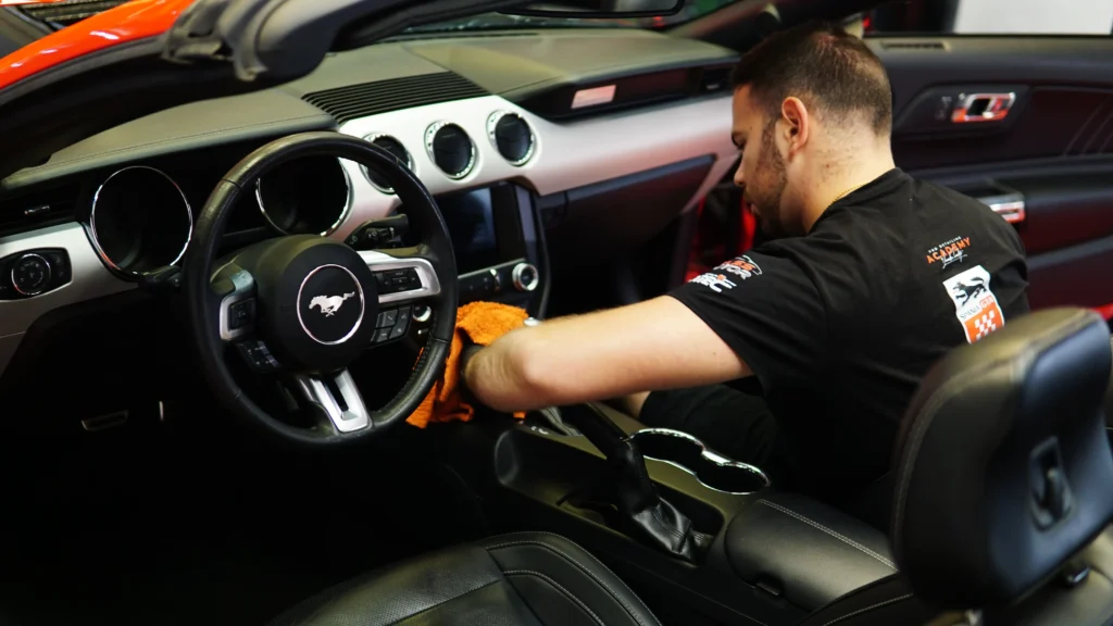 LIMPIEZA INTERIOR MUSTANG